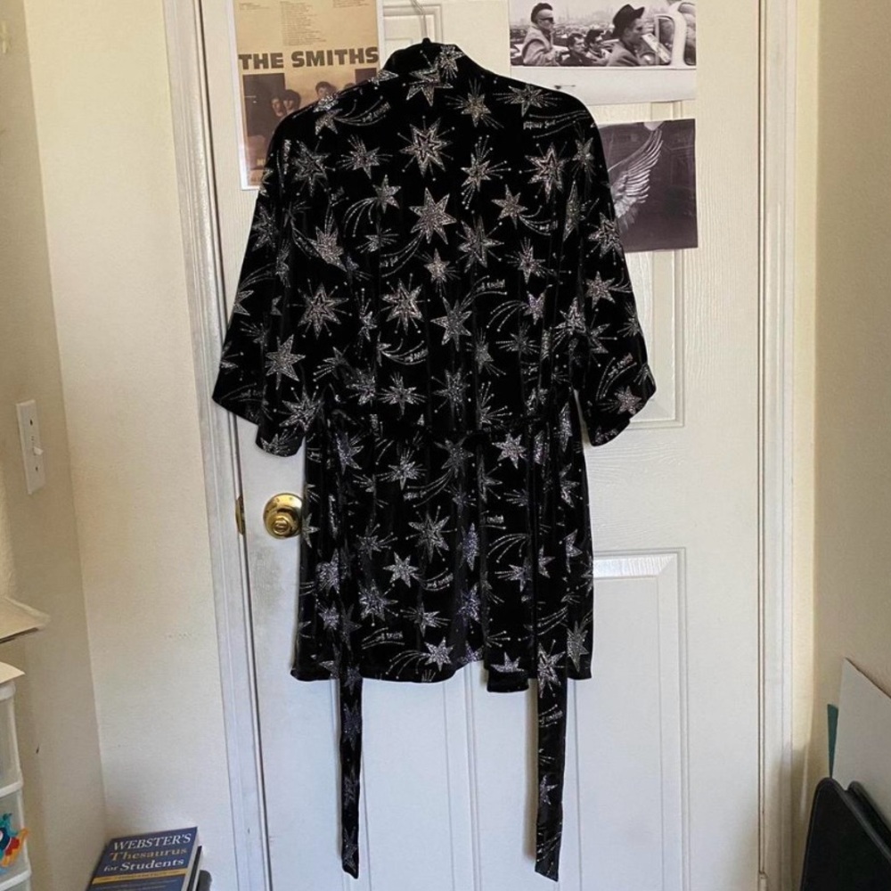 Victoria’s Secret Black Velvet Glittery Sliver Shooting Stars Short Kimono Robe - Picture 3 of 5